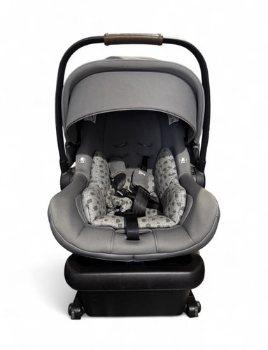 Esta es una silla de auto Nuna Pipa Lite RX con base Relx en el color