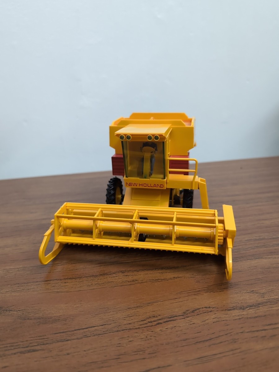 1/32 New Holland TR85 Combine Harvester Tractor #9575 by Britains