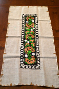VTG handmade Hungarian Matyó Embroidery Floral Silk Linen Table Runner 35x16