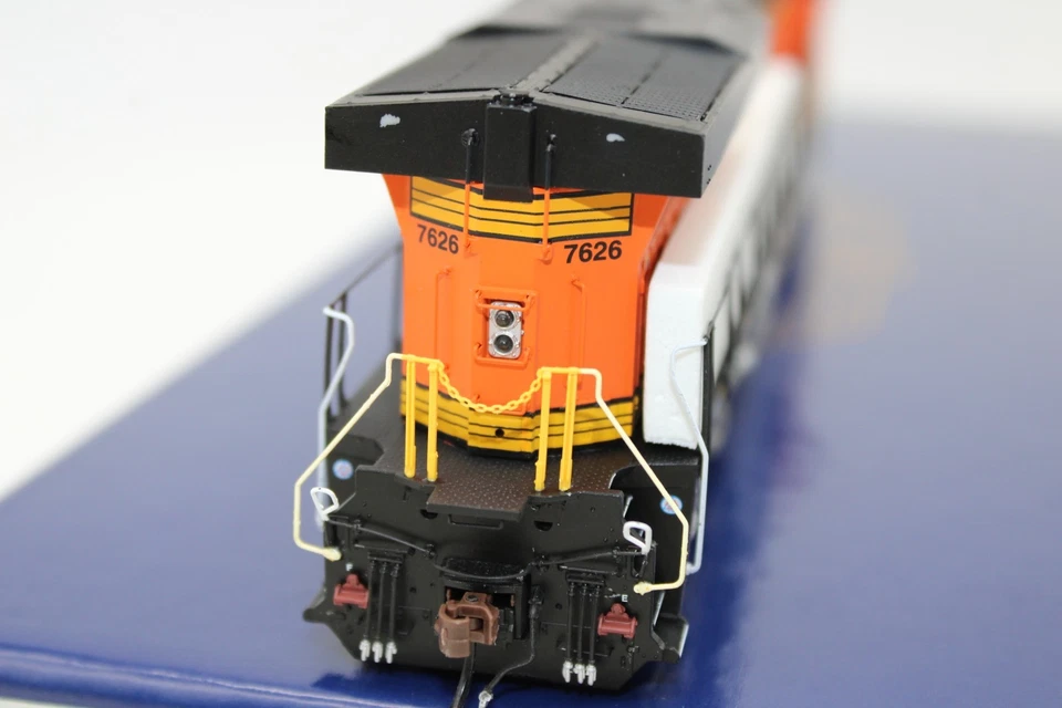 Athearn Genesis HO Scale BNSF GE ES44DC Diesel Locomotive #7626 LED DCC Ready - Image 4 of 4