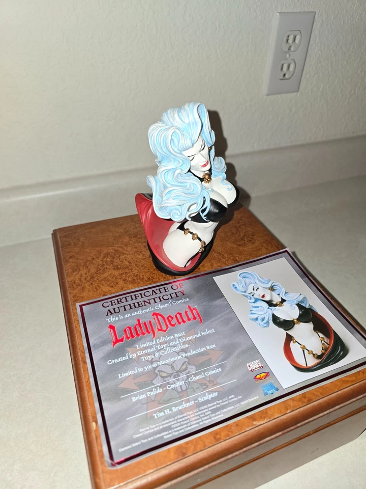 Busto Diamond Select Lady Death 6" con base de madera Foto 2 de 4