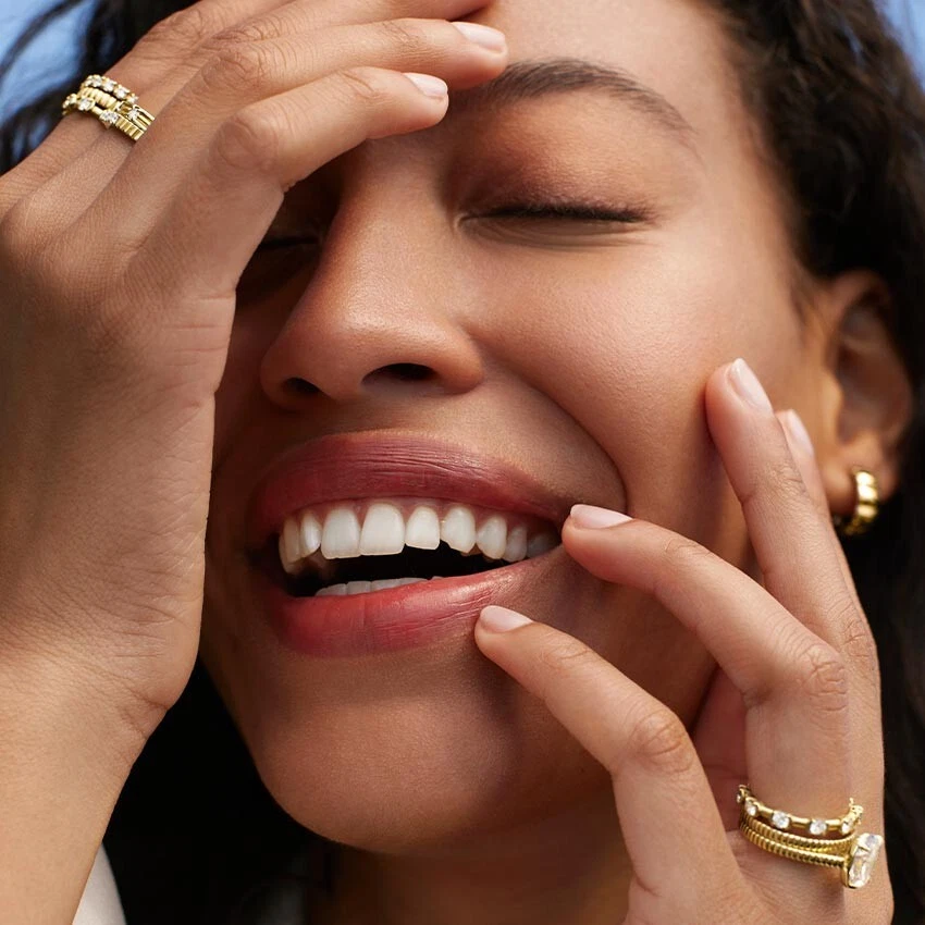 Anillo de eternidad para mujer moissanita VVS1/D ovalado probado de 2 quilates enchapado en oro blanco de 14 k Foto 2 de 4