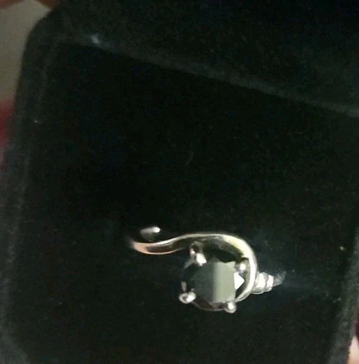 Anillo solitario de diamantes negros naturales de plata de ley 925 y forma redonda de 3,40 quilates Foto 4 de 4