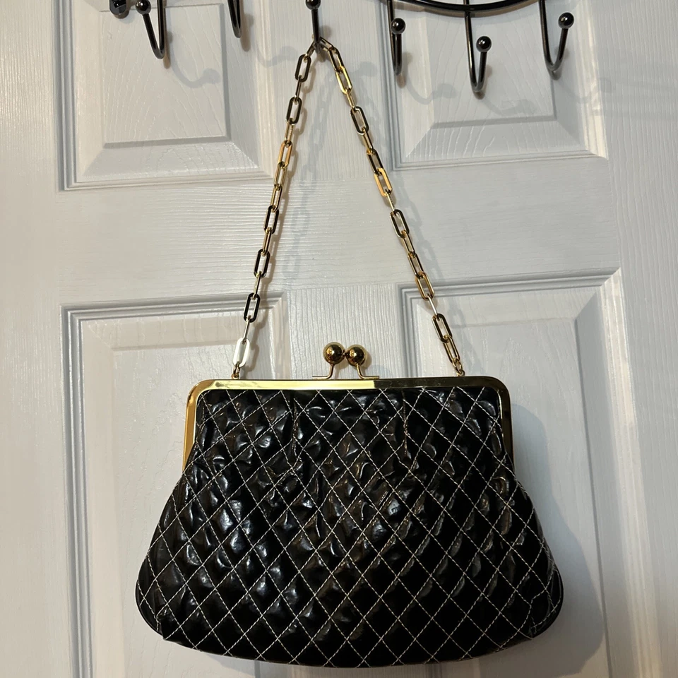 Bolso de mano convertible Goldenbleu de charol negro con marco dorado Foto 4 de 4