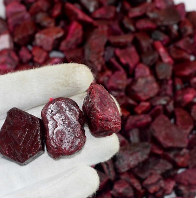 Rubis Naturel Brut De Madagascar - 8,53 Carats, Rouge Vif, 10x10x7 Mm, Traité Par Chauffage