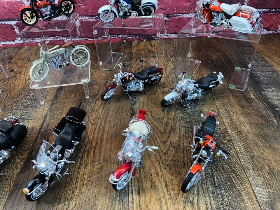 Pre-Owned Lot of 14 - MAISTO HARLEY DAVIDSON MODEL MOTORCYCLES 1:18 Scale - NICE - Image 3 of 4