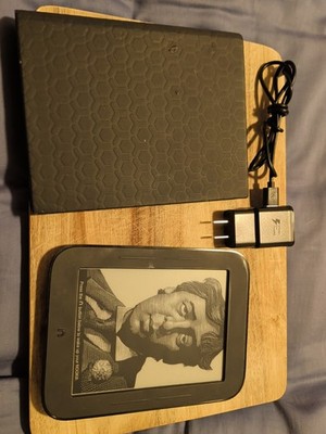 Barnes & Noble Nook Simple Touch BNRV300 WiFi 6'' Black e-Reader Bundle