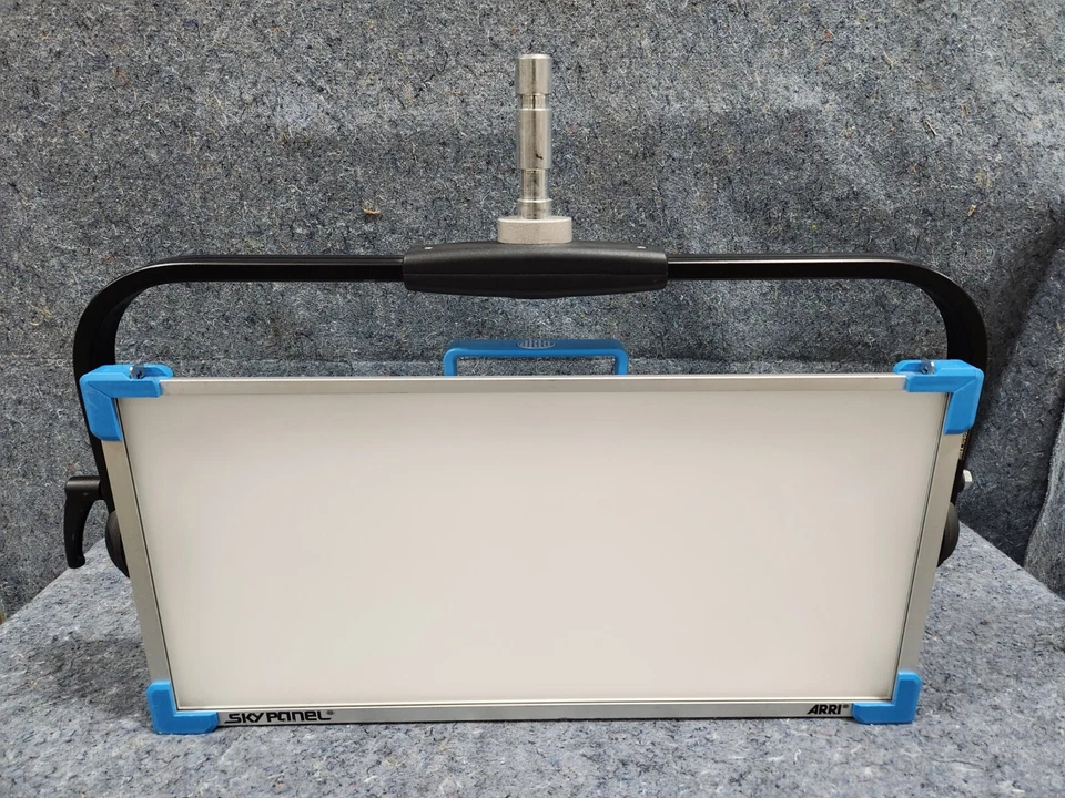 ARRI S60-C SkyPanel RGBW Color/Blanco LED Panel de Luz Suave con Fuente de Alimentación Azul Foto 2 de 4