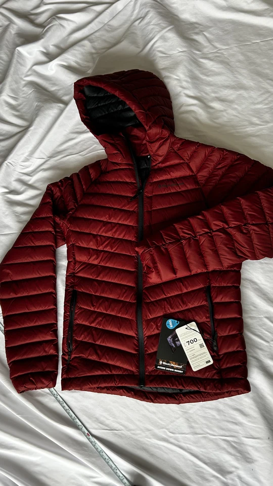 Chaqueta acolchada con capucha Black Diamond Access 700, pequeña para mujer, color borgoña Foto 2 de 2