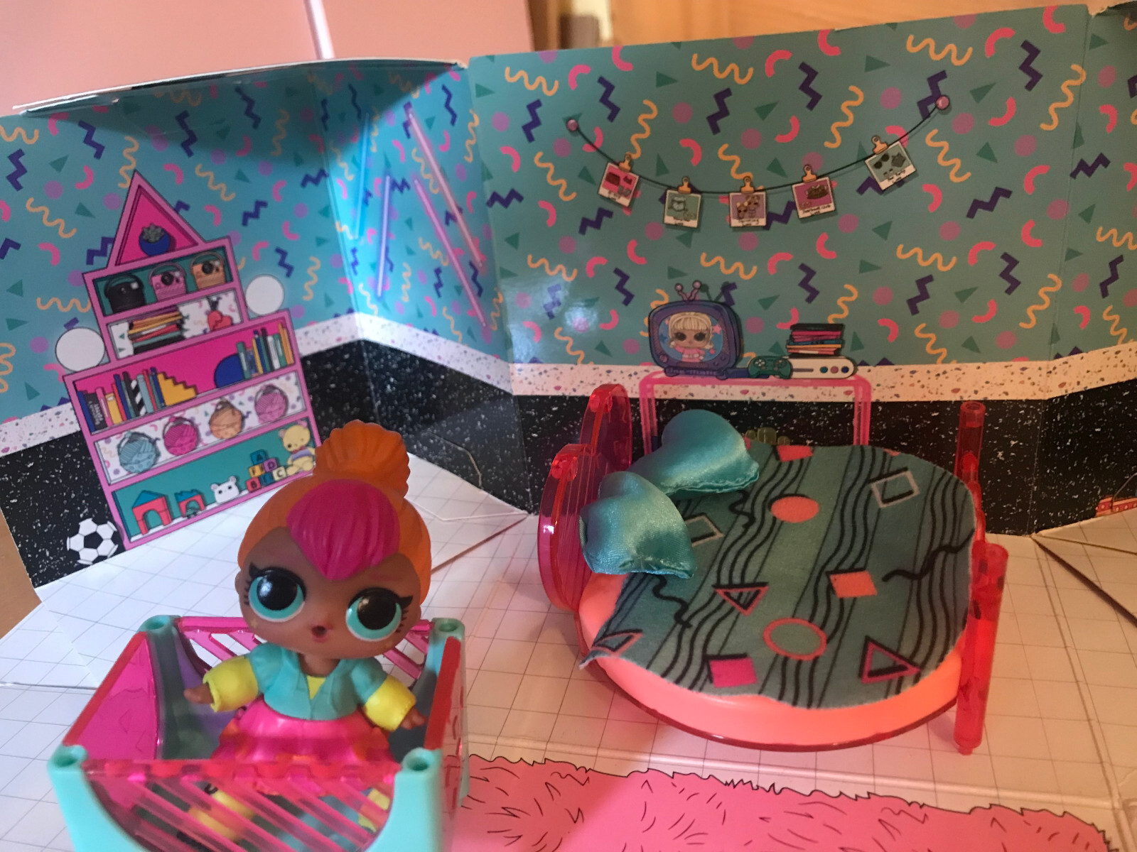 LOL Surprise Neon QT Bedroom Furniture House Playset Series 1 mit Puppe