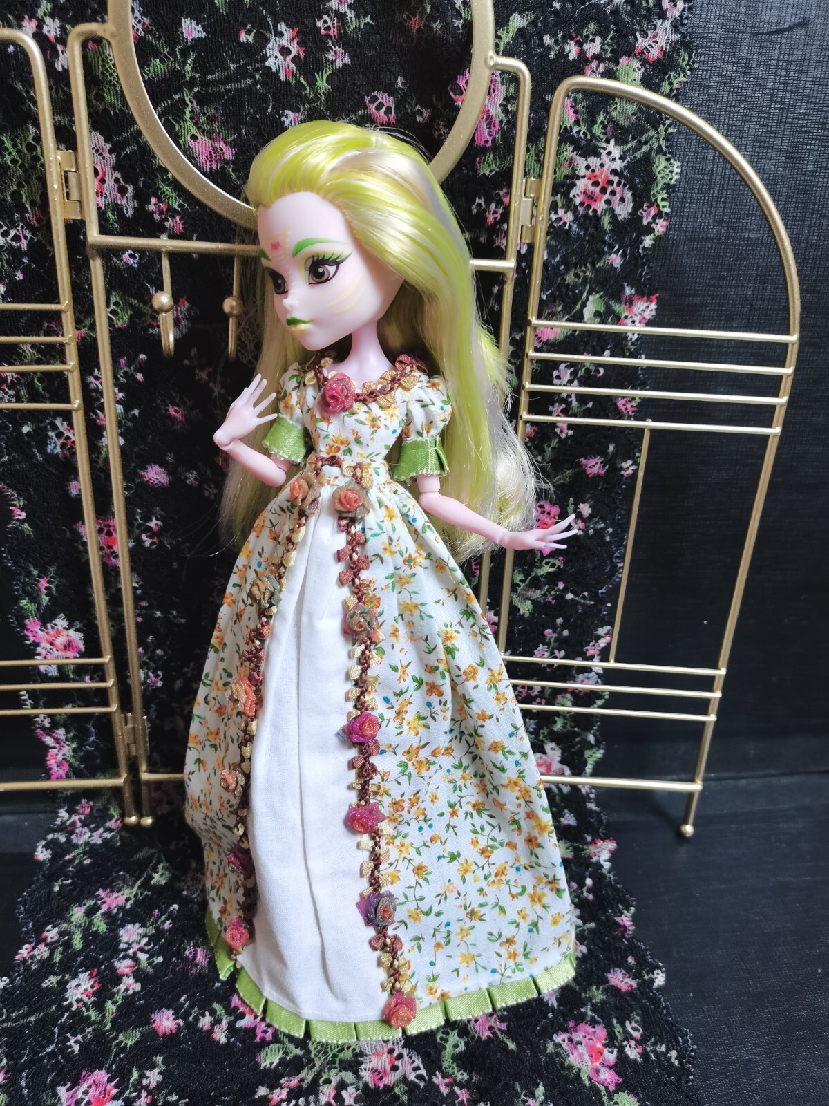 Ensemble poupée Monster High top et bas look gothique chic pour shooting photo