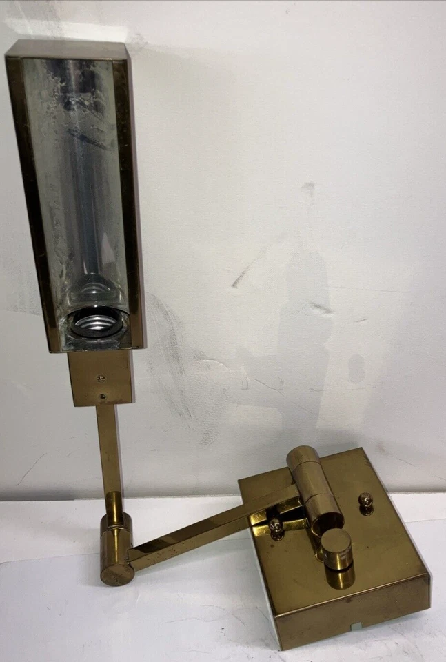 Lámpara de pared de latón con brazo oscilante para estudio Foto 3 de 4