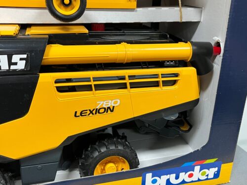 CLAAS Lexion 780 Bruder COMBINE 1:16 Scale NIB w/ Grain Head and Trailer Yellow - Picture 4 of 8
