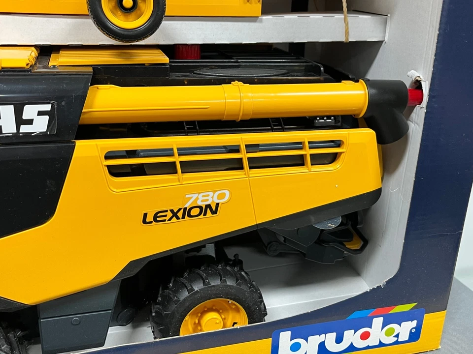 CLAAS Lexion 780 Bruder COMBINE 1:16 Scale NIB w/ Grain Head and Trailer Yellow - Image 4 of 4