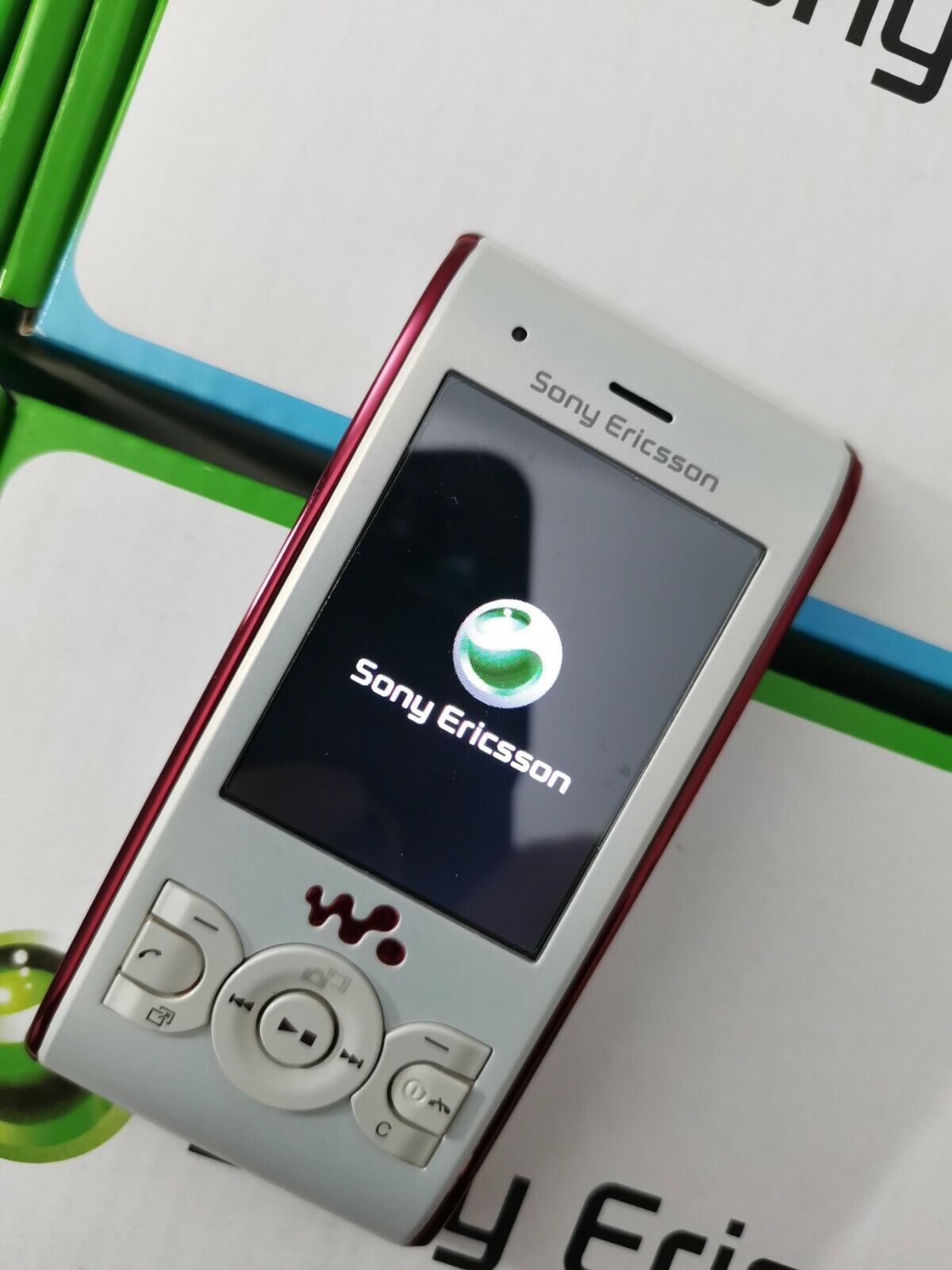 Sony Ericsson to present 9.4mm-thick metal slim 'Walkman phone