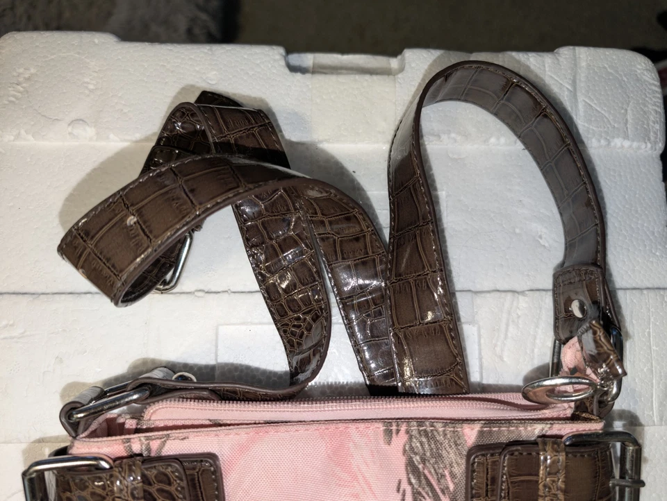 Bandolera oculta para mujer Mossy Oak rosa, negra y marrón camuflaje 10,5X10,5 en muy buen estado Foto 4 de 4