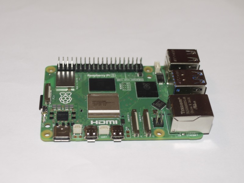 Raspberry Pi 5 (ARM Cortex-A76, 2.40GHz, 8GB RAM) with add on Heat Sync