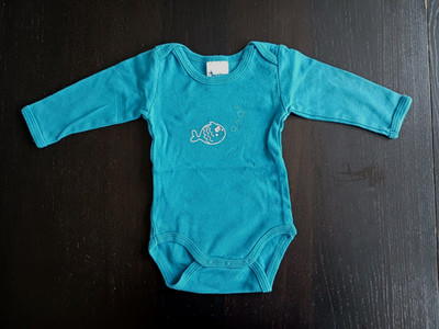 Baby langarm Body Gr. 62/68 Jungen Blau mit Fisch Motiv, v. impidimpi, gebraucht