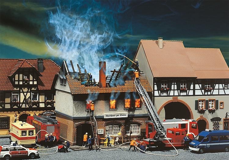 Maquette ruine d'incendie auberge Au soleil Faller 130429 pour rompre la monotonie d'un réseau HO