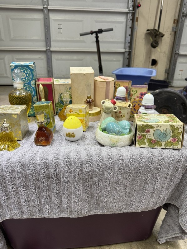17 Avon Vintage Perfume/Cologne & Bath Collectibles Lot w/ Bottles and Boxes