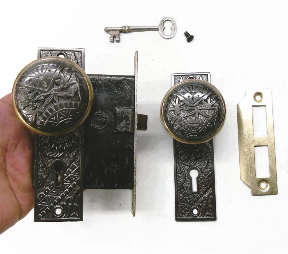 Antiguo Juego de Puerta Victoriano/Eastlake Placa Trasera Perilla Cerradura Mortaja Llave Recuperada Foto 3 de 4