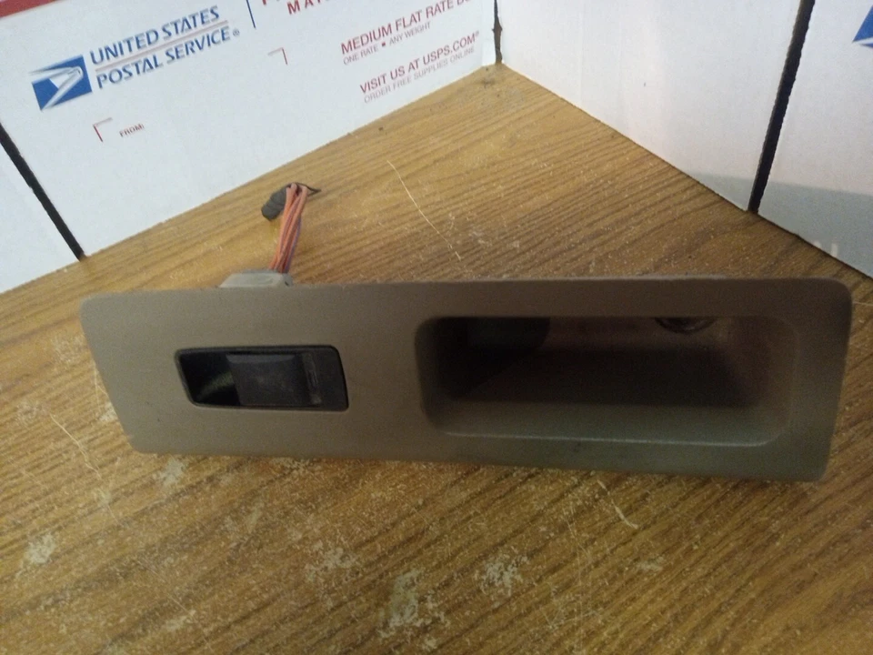 Jeep Liberty 2004 interruptor de ventana eléctrica del lado del conductor trasero izquierdo usado OEM Foto 3 de 4