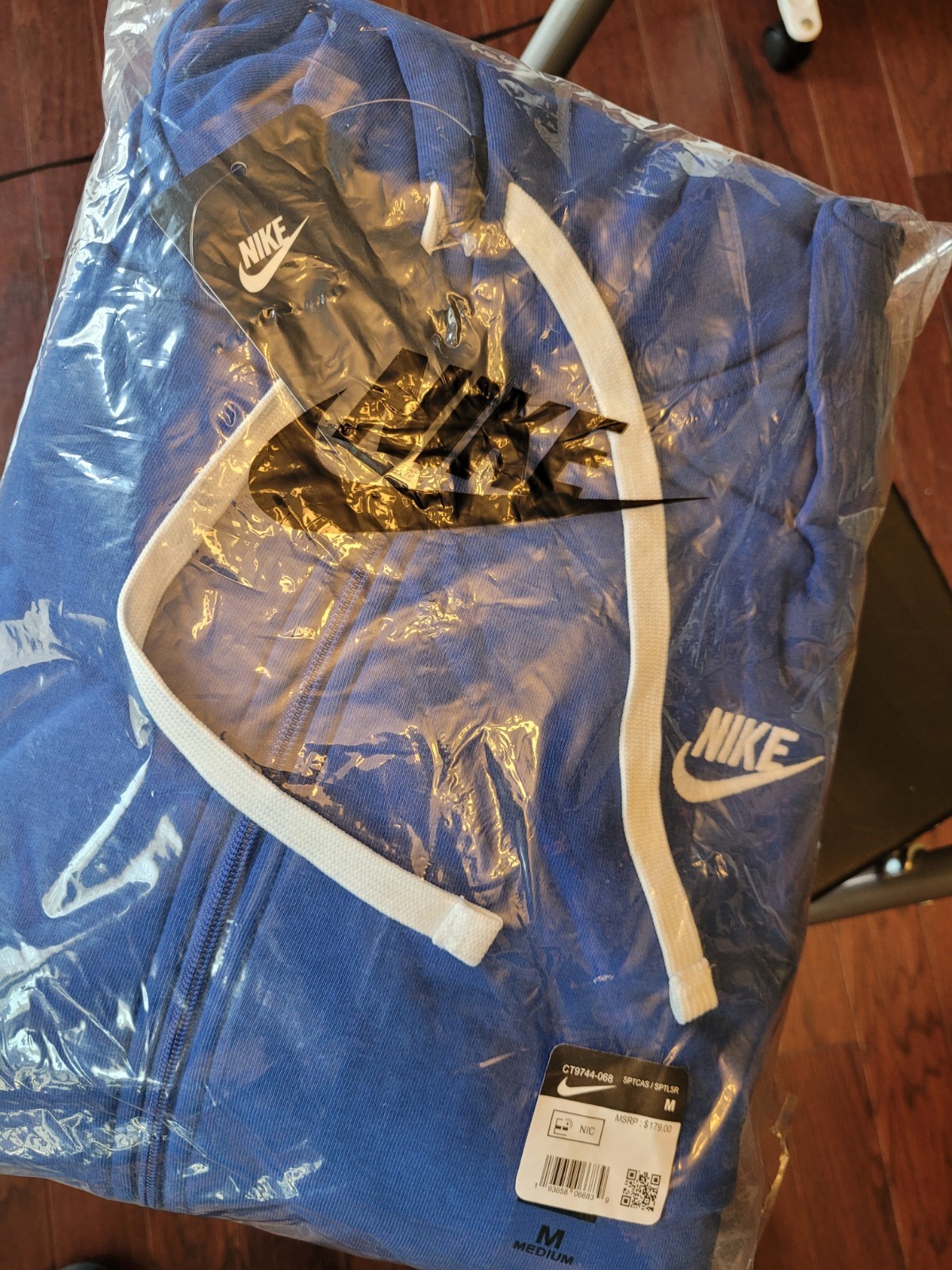 Size Medium Nike Sweatsuit 2pc thumbnail 2