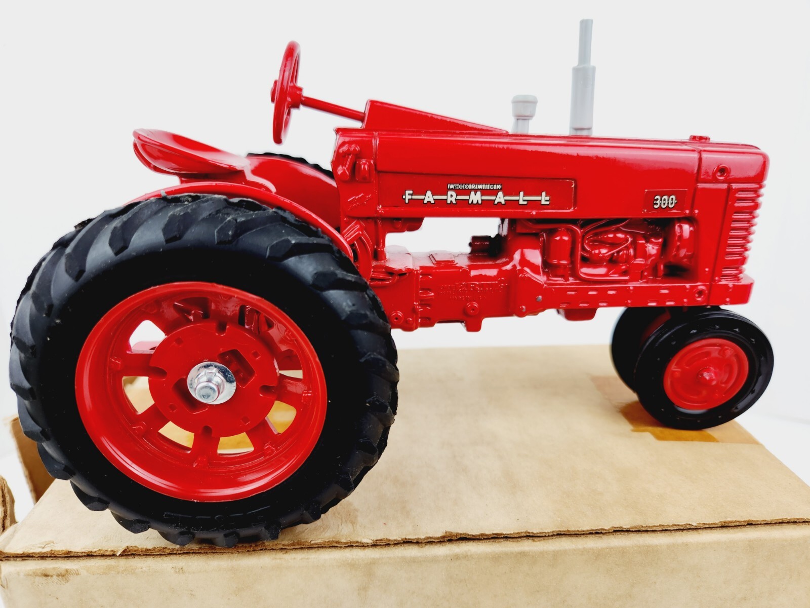1/16 Ertl Farm Toy McCormick Farmall 300 1984 Toy Farmer