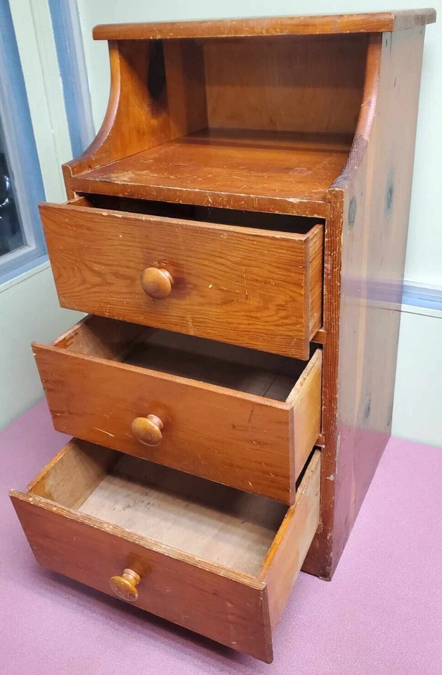 Mesa auxiliar/mesita de noche de colección con 3 cajones y estante de almacenamiento - Estante de madera 28" Foto 2 de 4