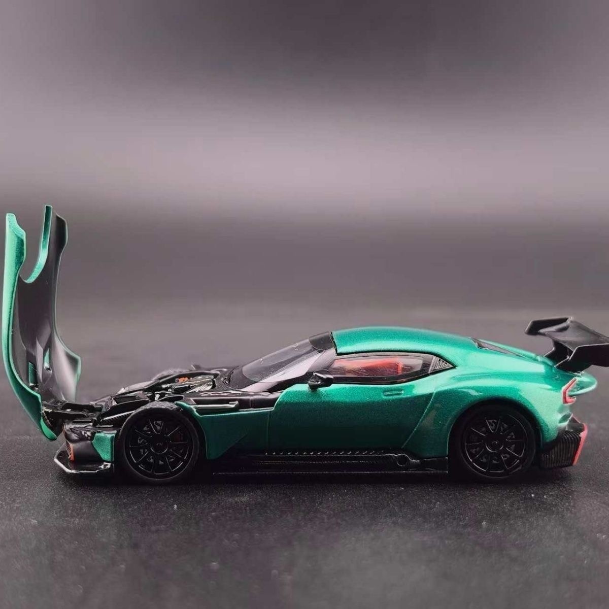 Fine Works 1:64 Aston Martin Vulcan open alloy car model-green