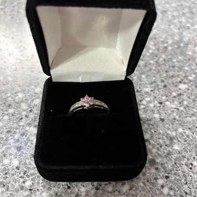 10 Karat Weißgold Ring mit rosa Quarz Blumenfassung & 6 kleinen Diamanten auf der Schulter