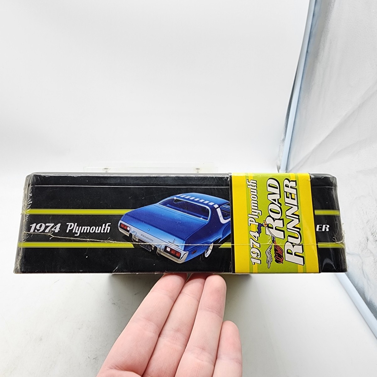UH MPC 1/25 1974 Plymouth Road Runner Collectors Tin & 4.5