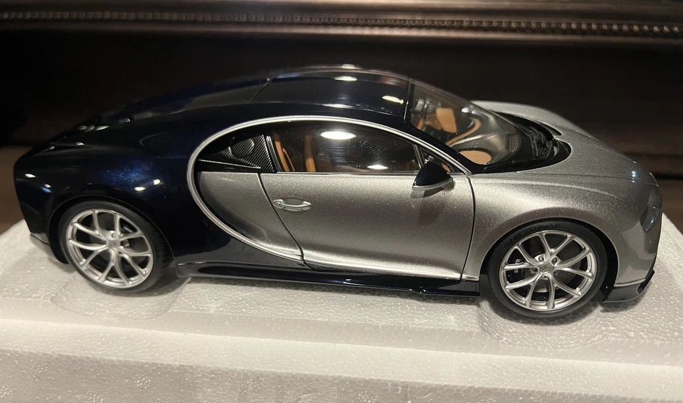AUTOart 1:18 Bugatti Chiron en Plata Argent/Azul Atlántico Foto 2 de 4