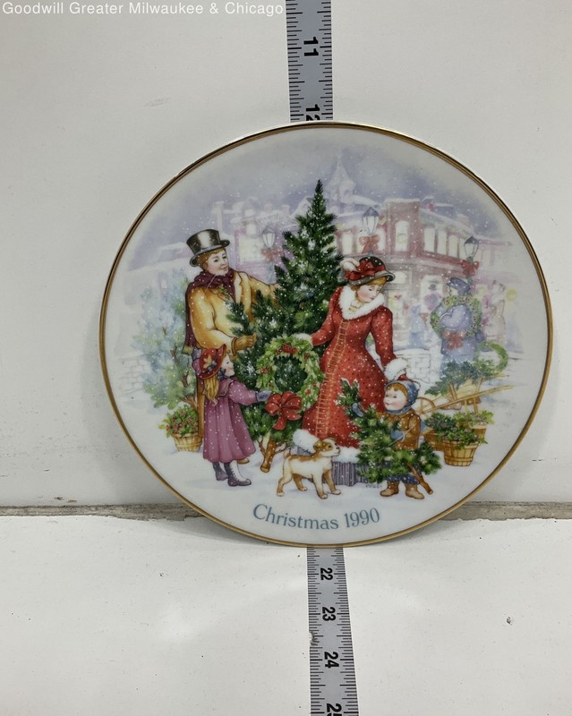 Vintage 1990 Avon Christmas Plate ‘Bringing Christmas Home’