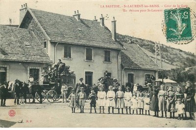 LOZERE LA BASTIDE - SAINT LAURENT LES BATHS Bahnhofshof ''mit dem Auto''