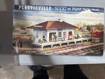 Bachmann O/S Scale Plasticville USA Suburban Station 1911 No Glue Needed.