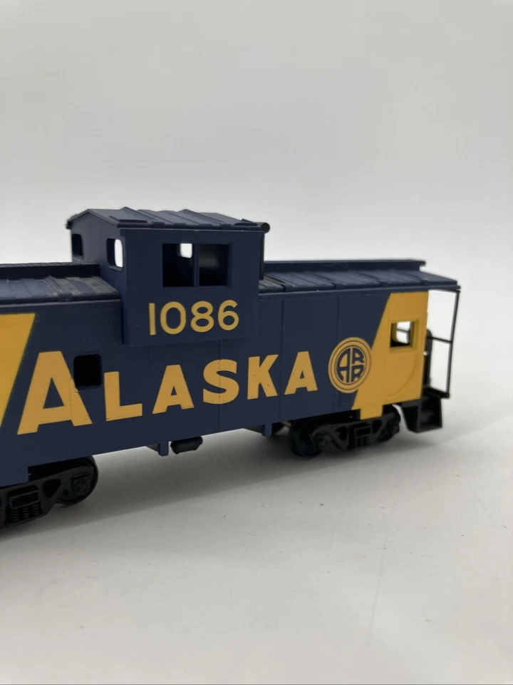 Walthers Trainline HO Scale Alaska ARR #1086 Caboose Ships Fast - Image 3 of 4
