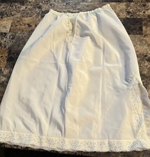 VINTAGE BARBIZON HALF SLIP   7 / SMALL.   WHITE.  LACE / SLIT