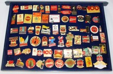 Coca-Cola PIN Konvolut #21 SAFE box 66 Pins Olympia Atlanta Barcelona Fussball