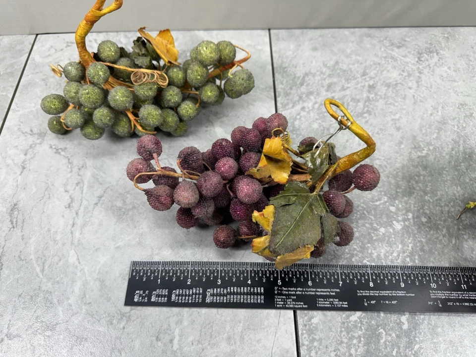 Racimo de uva vintage esmerilado con cuentas azucaradas de frutas verde púrpura Foto 4 de 4