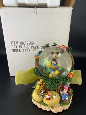 Walt Disney Day In the Park Snowglobe Let's Go Fly A Kite Musical Japan NOS
