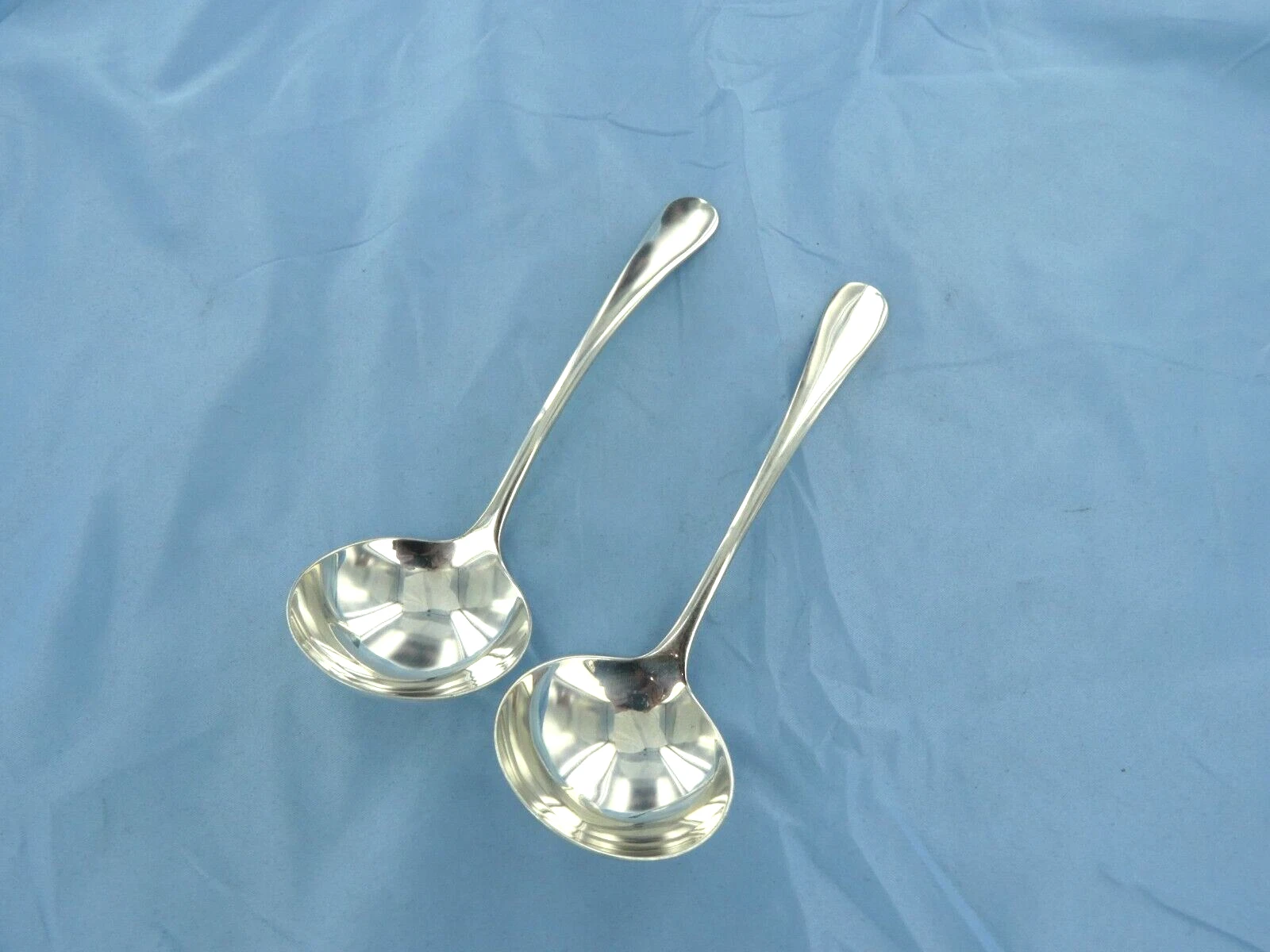 AN ANTIQUE STERLING SILVER PAIR OF O/E , RAT TAIL SAUCE LADLES, BIRMINGHAM 1925.
Opens in a new wind