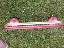 Porte serviette mural violet accessoire de décoration salle de bain années 80