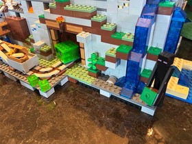 LEGO Minecraft: The Mountain Cave (21137)