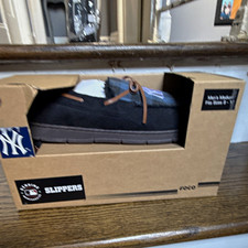 FOCO New York Yankees Men's Plaid Moccasin Slippers Black/Blue Slip-On