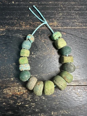Ancien brin de perles commerciales en verre vert Hébron | bijoux rares Kano... - Photo 1/4