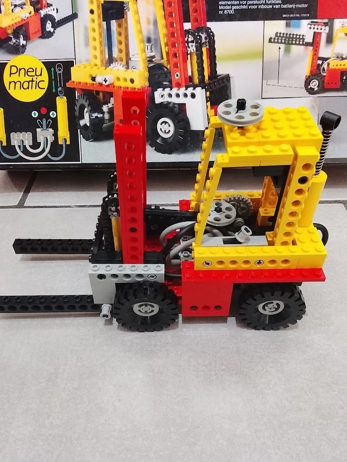 LEGO Technic 8843 Fork Lift Truck, photo 4 sur 5