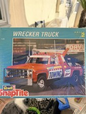 Revell 6393 1/25 Scale SnapTite 1977 GMC Wrecker Tow Truck Plastic Model Kit