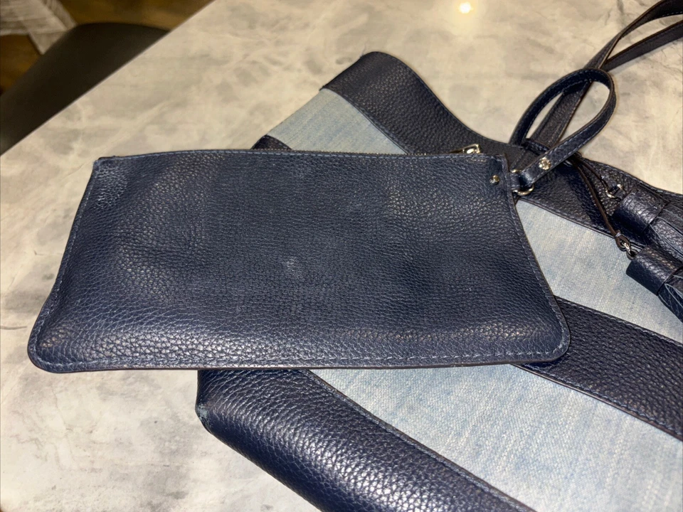 Bolso de Mano Michael Kors Snap Lg con Bolsa de Cuero con Cremallera. Rayas azul marino ligeramente usadas Foto 4 de 4