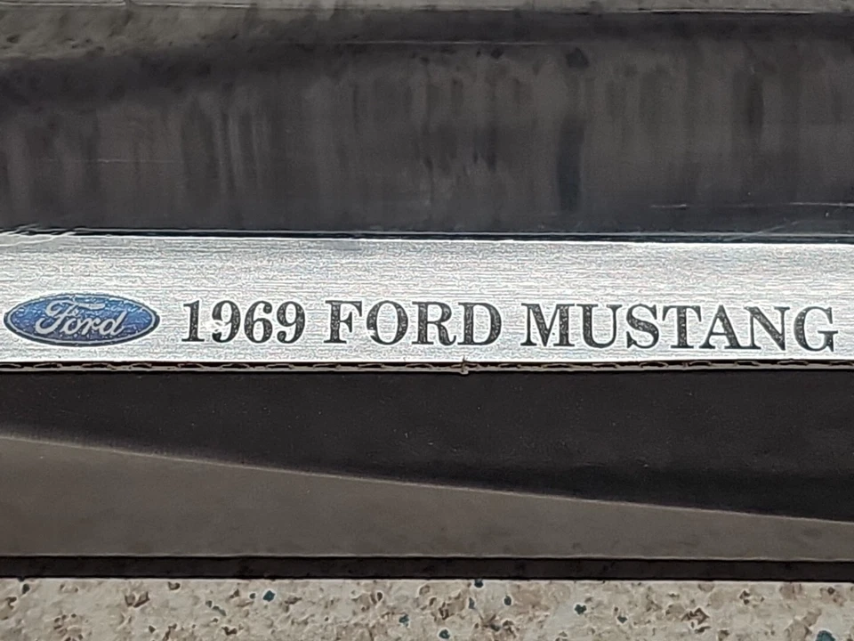 Welly 1:18 DieCast 1969 Ford Mustang Boss 302 Green & White Stripe New In Box - Image 3 of 4